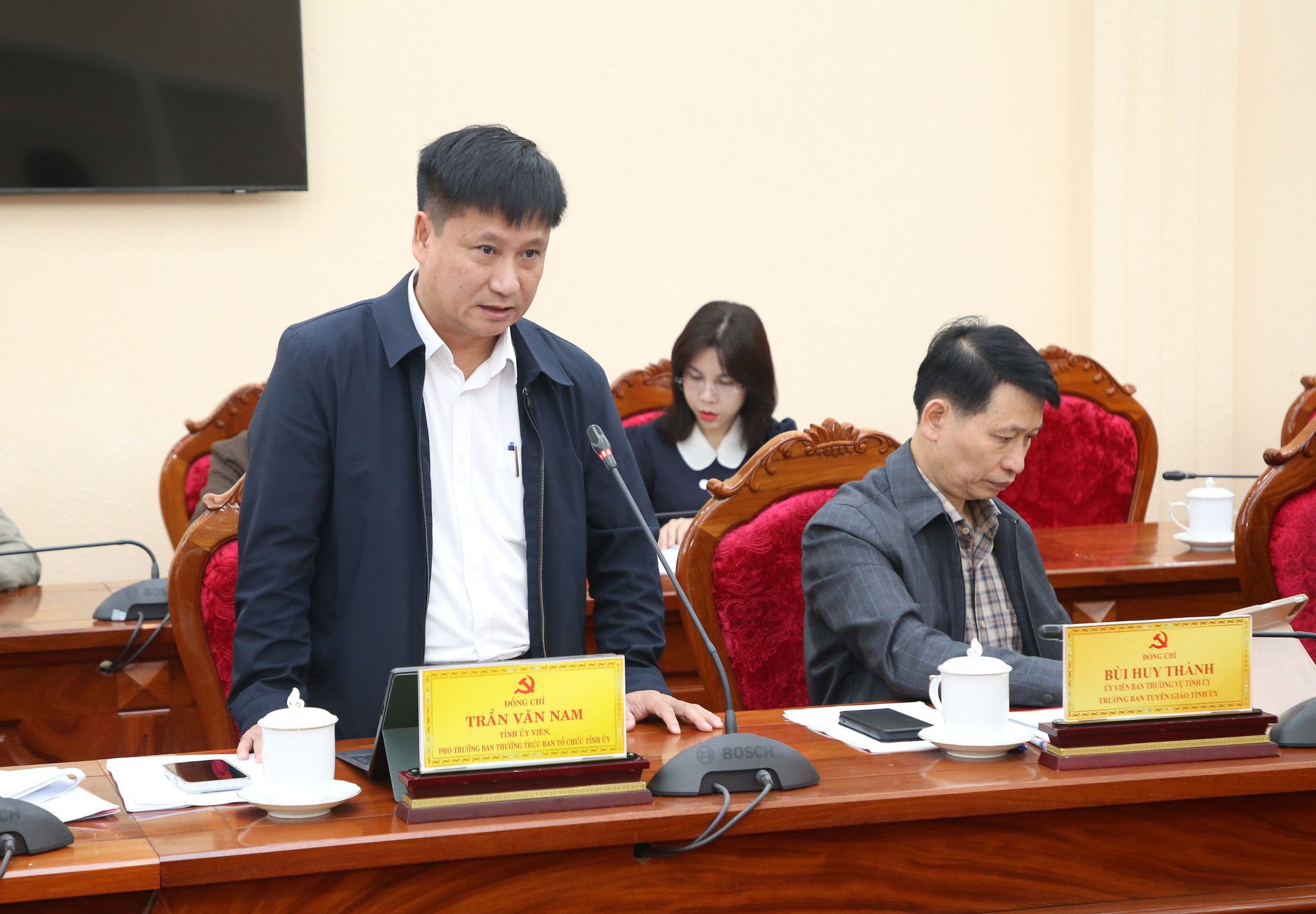 Đồng chí Trần Văn Nam, Tỉnh ủy viên, Phó Trưởng ban Thường trực Ban Tổ chức Tỉnh ủy báo cáo tại buoir làm việc