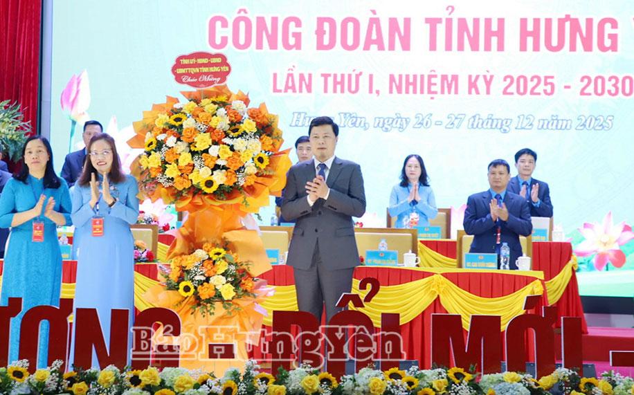 Đồng ch&iacute; Trần Quốc Toản, Ph&oacute; B&iacute; thư Thường trực Tỉnh ủy, Chủ tịch Ủy ban MTTQ Việt Nam tỉnh tặng hoa ch&uacute;c mừng đại hội.