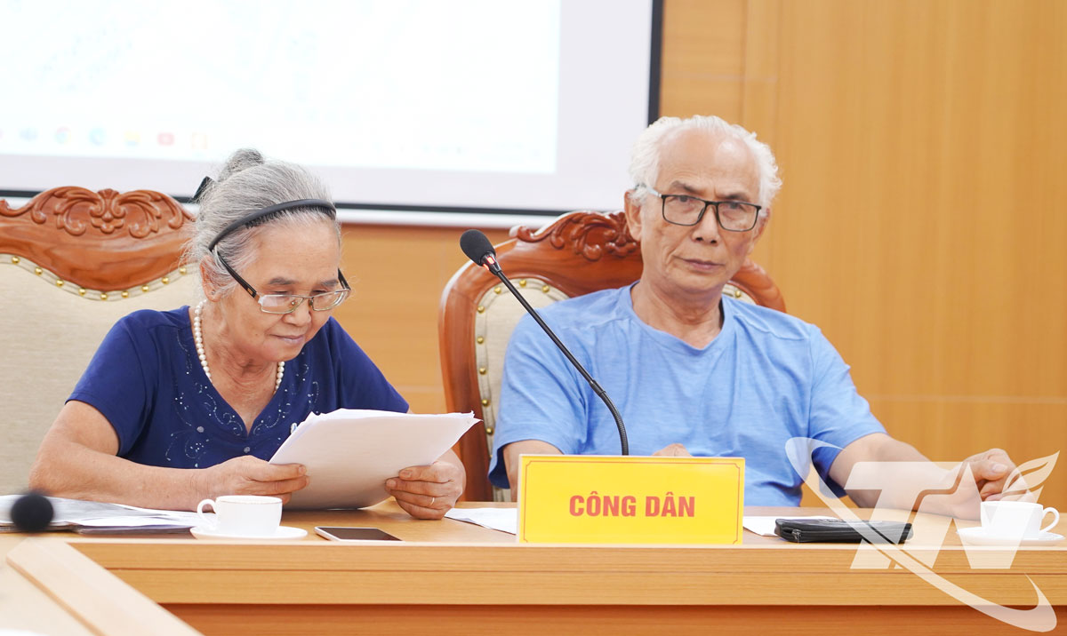 Ông Vũ Ngọc Thanh, bà Ngô Thị Tuyết tại buổi đối thoại.