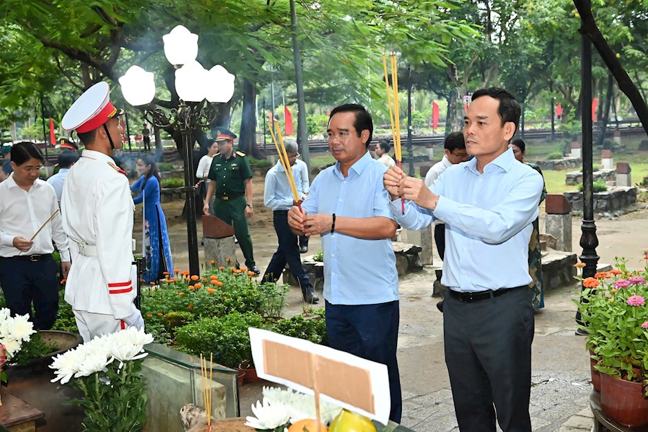 Bí thư Thành ủy TPHCM Trần Lưu Quang cùng đoàn đại biểu dâng hương mộ phần các Anh hùng liệt sĩ. Ảnh: SGGP
