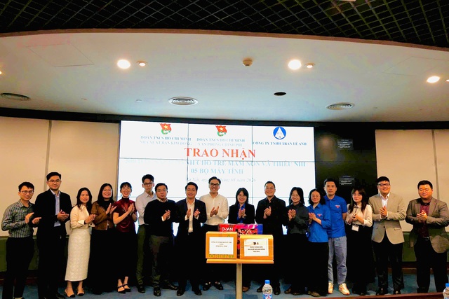 Đo&agrave;n Thanh ni&ecirc;n Văn ph&ograve;ng Ch&iacute;nh phủ trao nhận qu&agrave; tặng 'Tết ấm cho em' năm 2026- Ảnh 1.