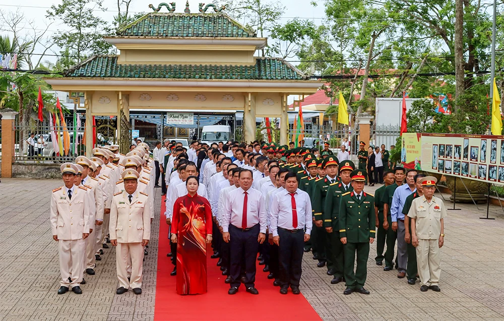 Lãnh đạo TP Cần Thơ viếng Đền thờ Bác Hồ tại xã Lương Tâm
