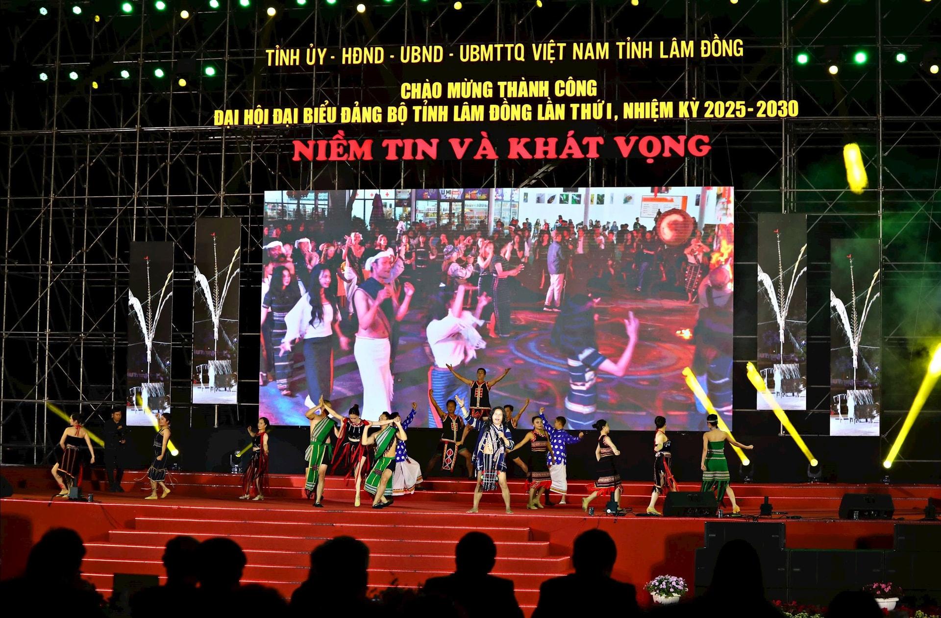 Nghệ sĩ, diễn viên biểu diễn các ca khúc mang âm hưởng Tây Nguyêntại chương trình nghệ thuật