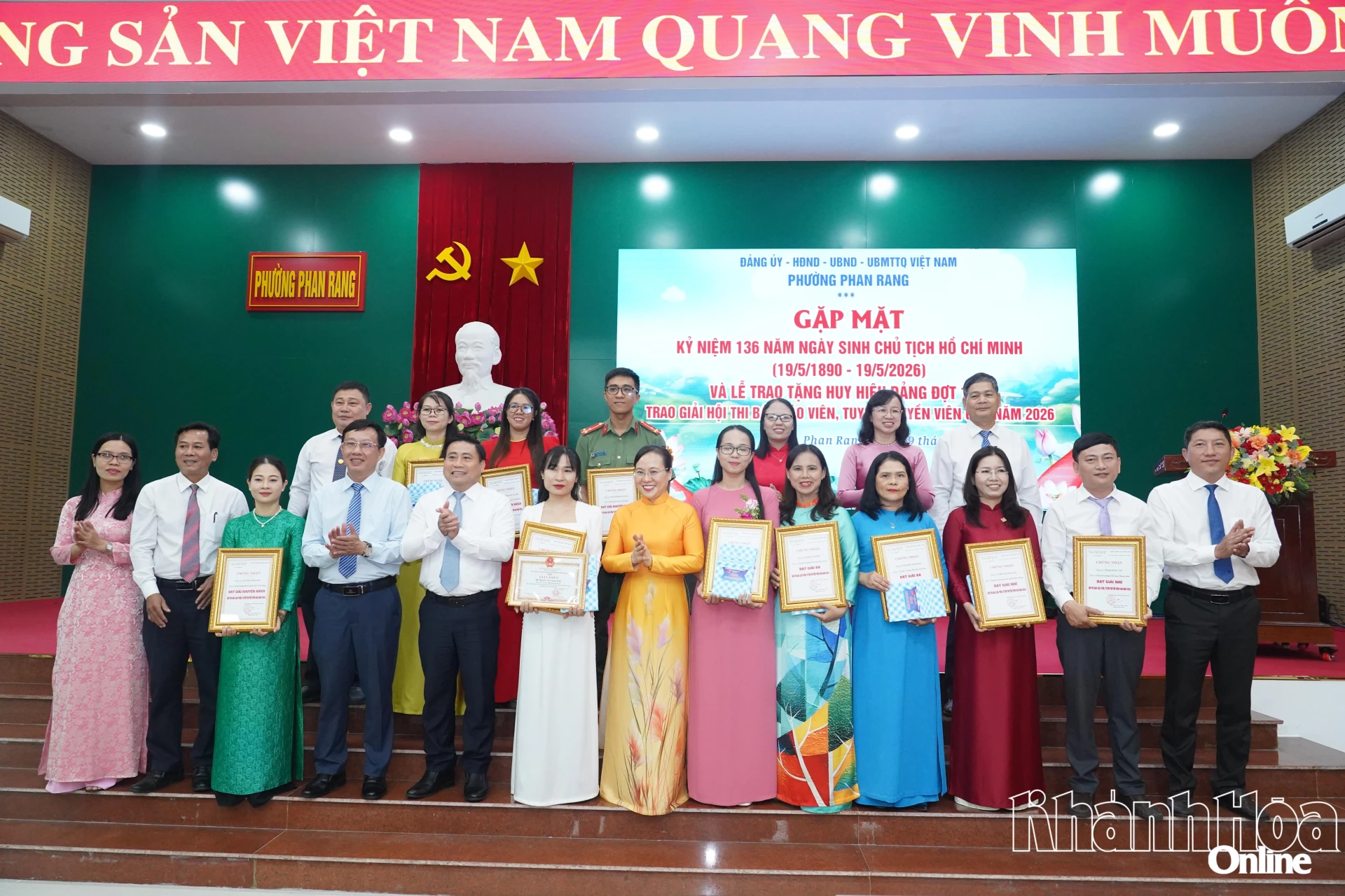 Các đồng chí lãnh đạo chúc mừng các cá nhân đạt giải trong cuộc thi Báo cáo viên, tuyên truyền viên giỏi phường Phan Rang.