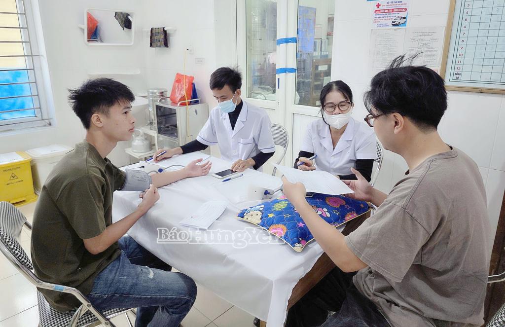 Thanh niên phường Trà Lý tham gia khám sức khỏe sơ tuyển.