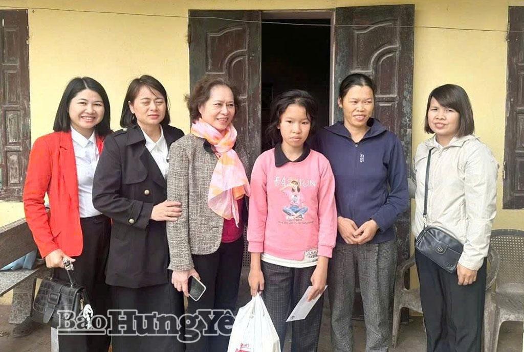 Hội LHPN x&atilde; Nam Cường thường xuy&ecirc;n thăm hỏi, tặng qu&agrave; cho ch&aacute;u Tạ Minh Hằng,th&ocirc;n Việt Thắng c&oacute; ho&agrave;n cảnh đặc biệt kh&oacute; khăn.