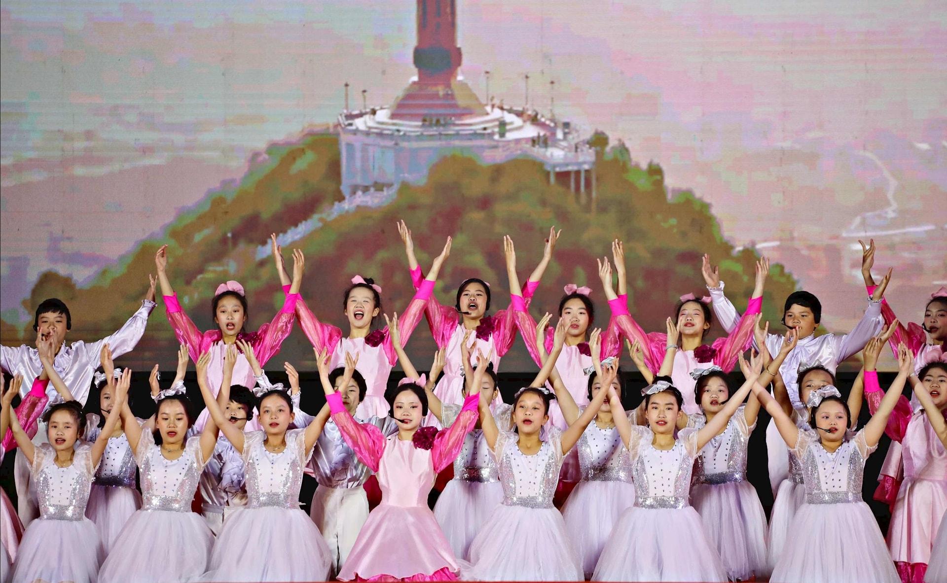 Thiếu nhi tỉnh Lâm Đồng biểu diễn tiết mục múa đặc sắc chào mừng thành công Đại hội Đại biểu Đảng bộ tỉnh Lâm Đồng lần thứ I, nhiệm kỳ 2025-2030