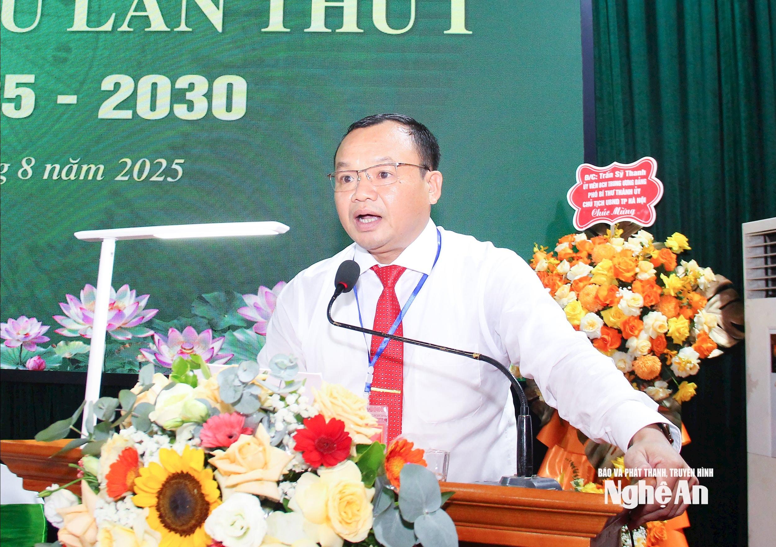 Đồng chí Nguyễn Xuân Khánh - Phó Bí thư Thường trực Đảng uỷ xã trình bày báo cáo chính trị tại Đại hội. Ảnh