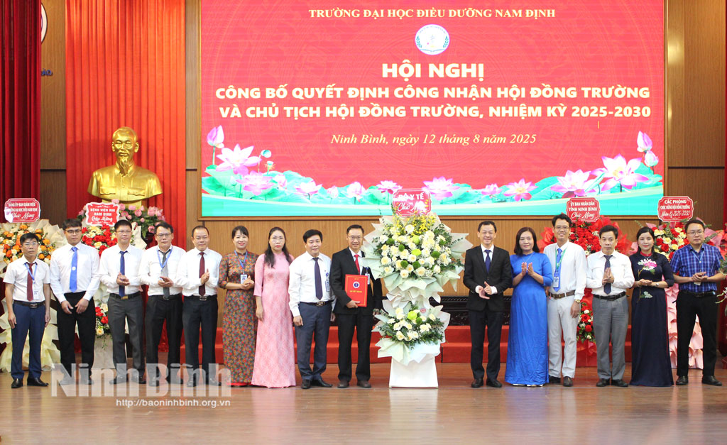 Đồng chí Thứ trưởng Bộ Y tế tặng hoa chúc mừng Hội đồng Trường và Chủ tịch Hội đồng Trường Đại học Điều dưỡng Nam Định nhiệm kỳ 2025-2030.