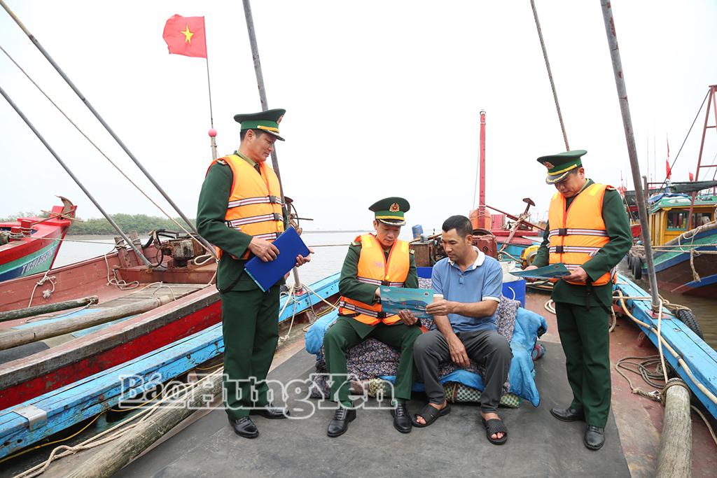 Cán bộ, chiến sĩ Đồn Biên phòng Cửa Lân tuyên truyền phòng, chống khai thác hải sản bất hợp pháp, không báo cáo và không theo quy định (IUU) tới ngư dân khu vực biên giới biển.
