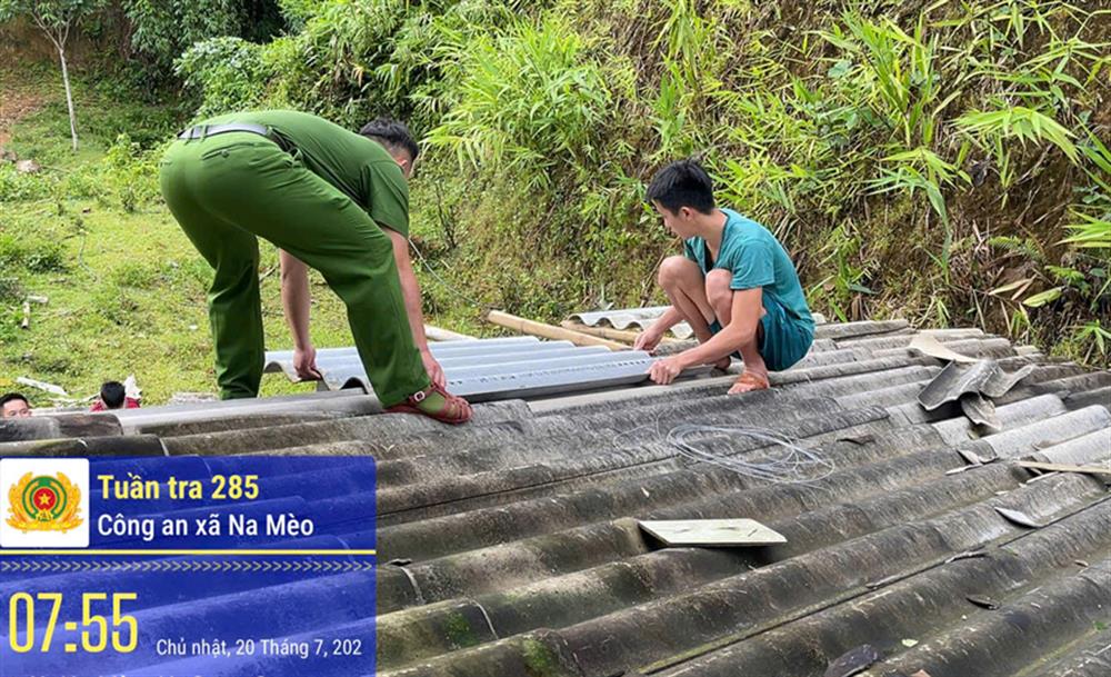 Công an xã Na Mèo giúp dân chằng chống lại nhà cửa phòng, chống bão.