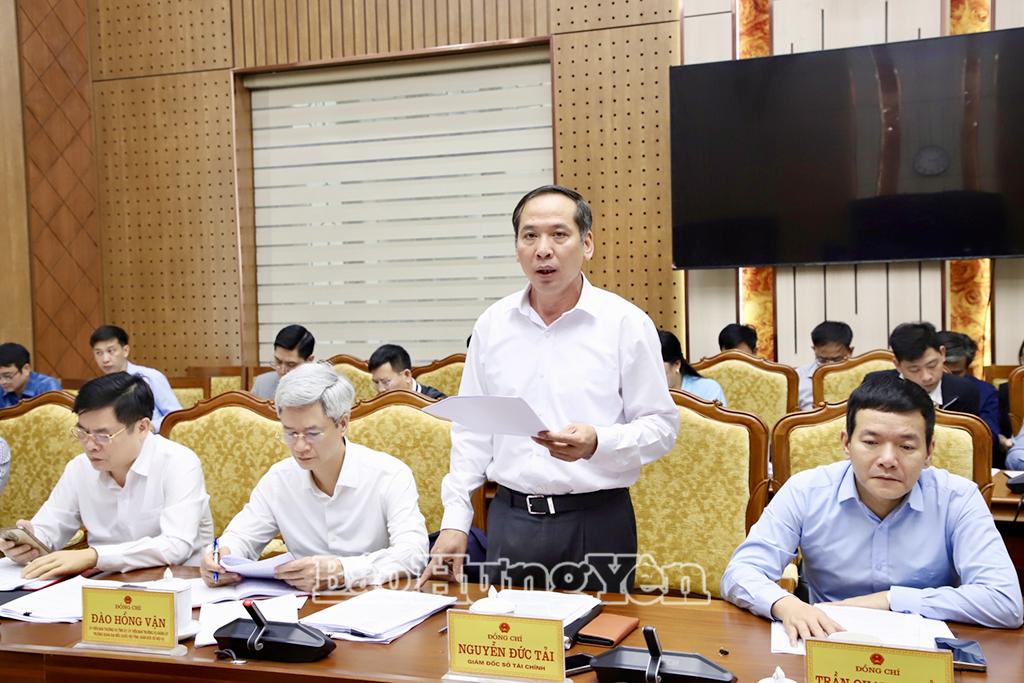 Đại diện Sở T&agrave;i ch&iacute;nh b&aacute;o c&aacute;o tại cuộc họp.