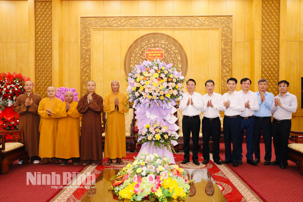 Đoàn đại biểu Ban Trị sự Giáo hội Phật giáo Việt Nam tỉnh tặng hoa chúc mừng Tỉnh ủy, HĐND, UBND, Ủy ban MTTQ Việt Nam tỉnh nhân dịp Đại hội Đại biểu Đảng bộ tỉnh Ninh Bình lần thứ I, nhiệm kỳ 2025 - 2030 thành công tốt đẹp.