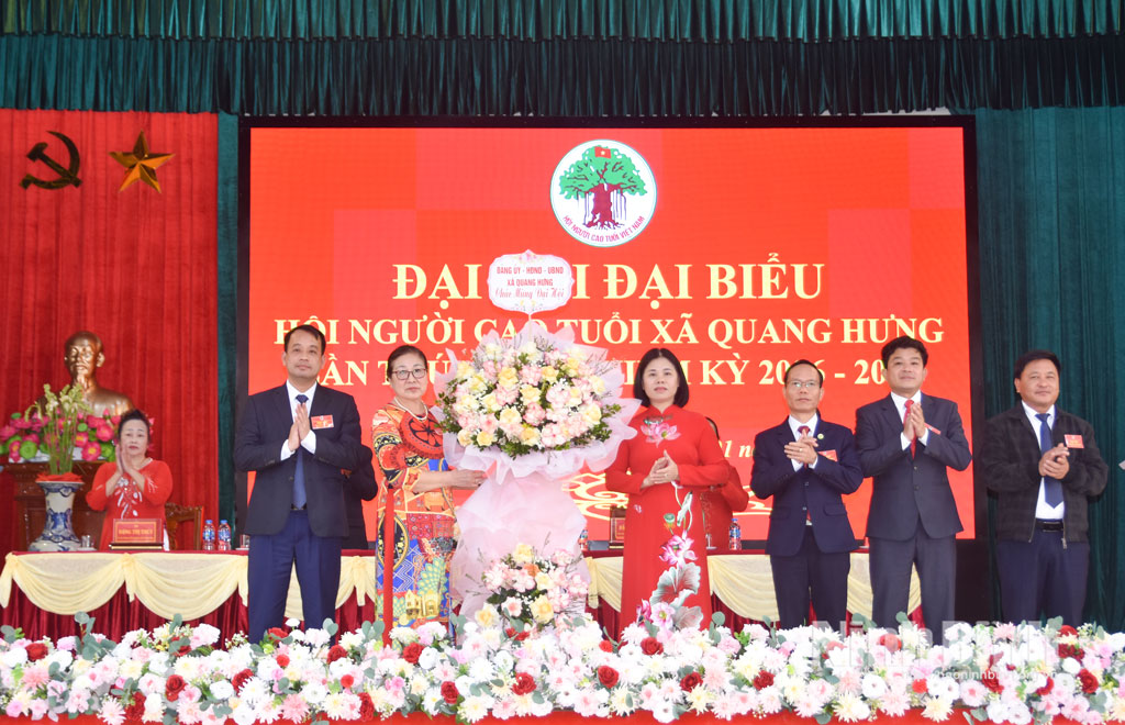 L&atilde;nh đạo x&atilde; Quang Hưng tặng hoa ch&uacute;c mừng Đại hội.