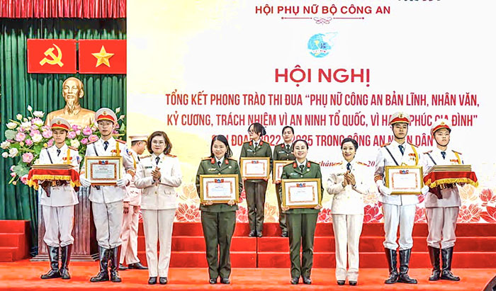 Ban Phụ nữ C&ocirc;ng an tỉnh (thứ ba từ tr&aacute;i) nhận bằng khen của Hội Phụ nữ Bộ C&ocirc;ng an c&oacute; th&agrave;nh t&iacute;ch xuất sắc trong thực hiện phong tr&agrave;o thi đua &ldquo;Phụ nữ C&ocirc;ng an nh&acirc;n d&acirc;n bản lĩnh, nh&acirc;n văn, kỷ cương, tr&aacute;ch nhiệm v&igrave; an ninh Tổ quốc, v&igrave; hạnh ph&uacute;c gia đ&igrave;nh&rdquo; giai đoạn 2022-2025.      