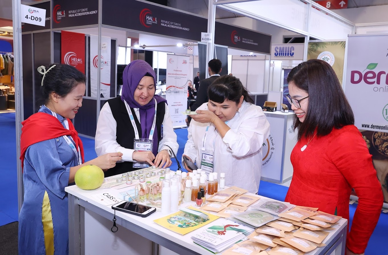 9. Du khách thích thú trải nghiệm sản phẩm của Việt Nam tại gian hàng tham gia sự kiện