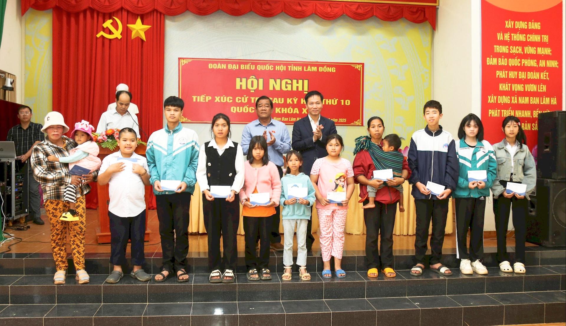 cac-dong-chi-dai-bieu-quoc-hoi-tang-qua-cho-cac-em-hoc-sinh-co-hoan-canh-kho-khan (1)