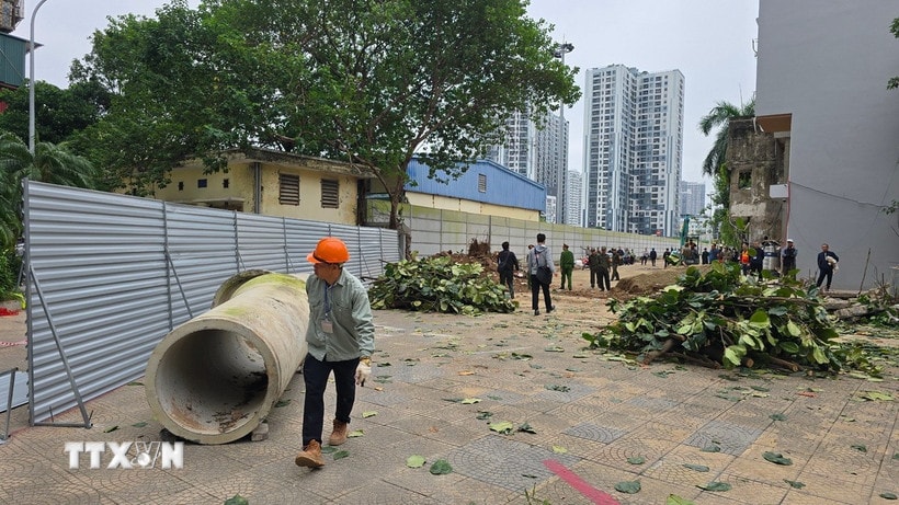 Ủy ban Nhân dân phường Vĩnh Tuy giải tỏa, bàn giao mặt bằng thông thoáng cho đơn vị thi công dự án. (Ảnh: Kim Anh/TTXVN)
