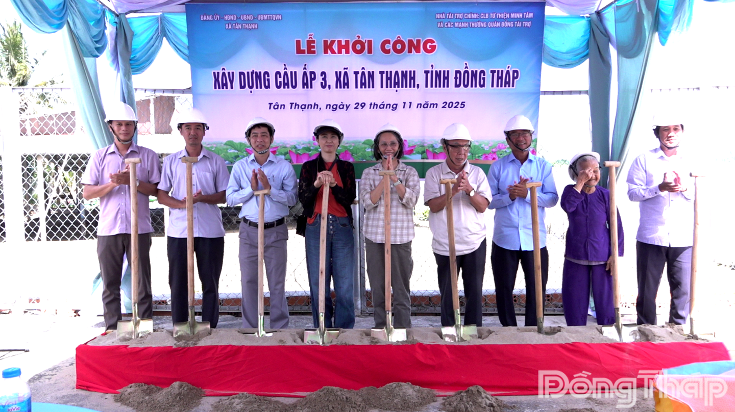 Đại biểu thực hiện nghi thức khởi công xây dựng cầu Ấp 3, xã Tân Thạnh