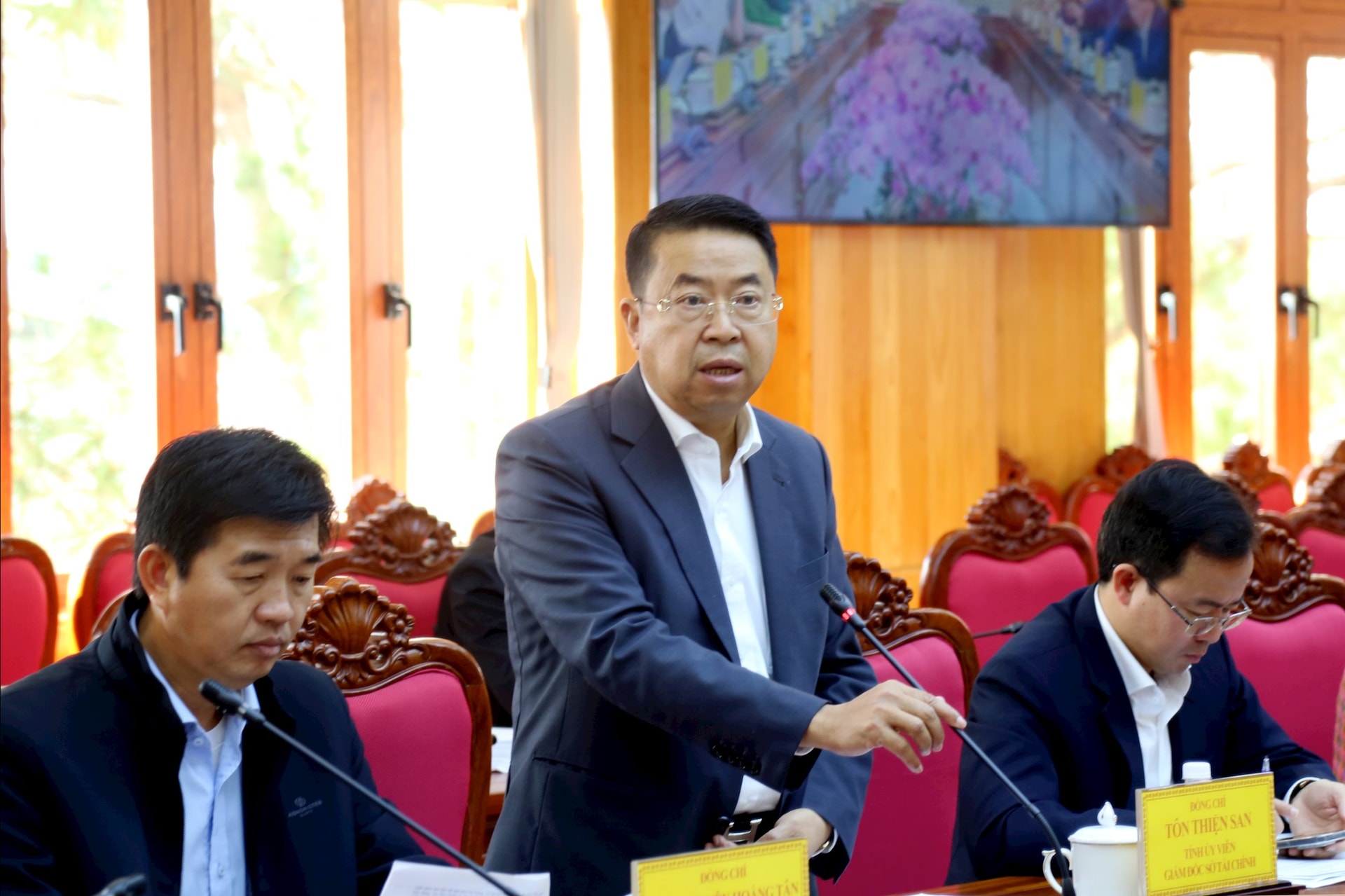 Giám đốc Sở Tài chính Tôn Thiện San báo cáo việc phân bổ kinh phí xây dựng, sửa chữa nhà