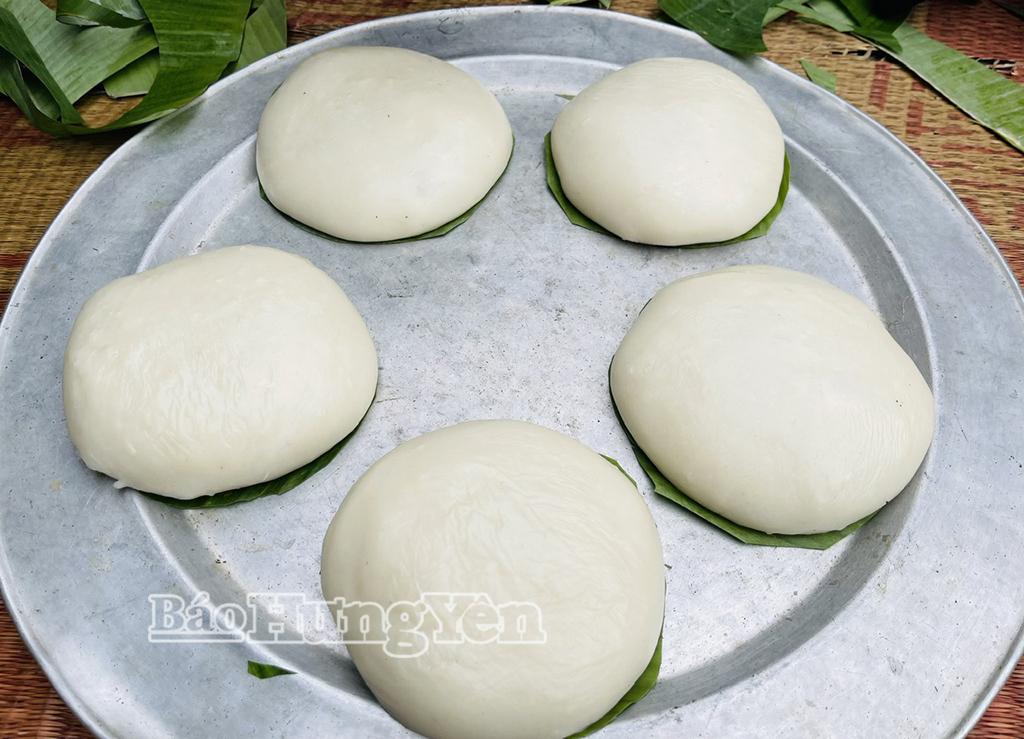 Bánh dày thành phẩm có màu trắng ngần, bề mặt mịn màng, dẻo thơm.