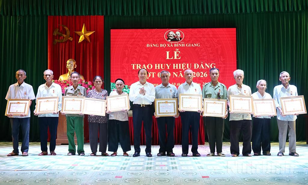 Lãnh đạo xã Bình Giang trao tặng Huy hiệu 50-70 năm tuổi Đảng cho các đảng viên thuộc Đảng bộ xã.