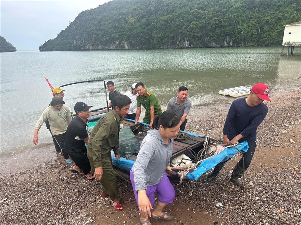Công an đặc khu Cát Hải cùng các lực lượng chức năng hỗ trợ người dân di chuyển tài sản đến nơi an toàn.