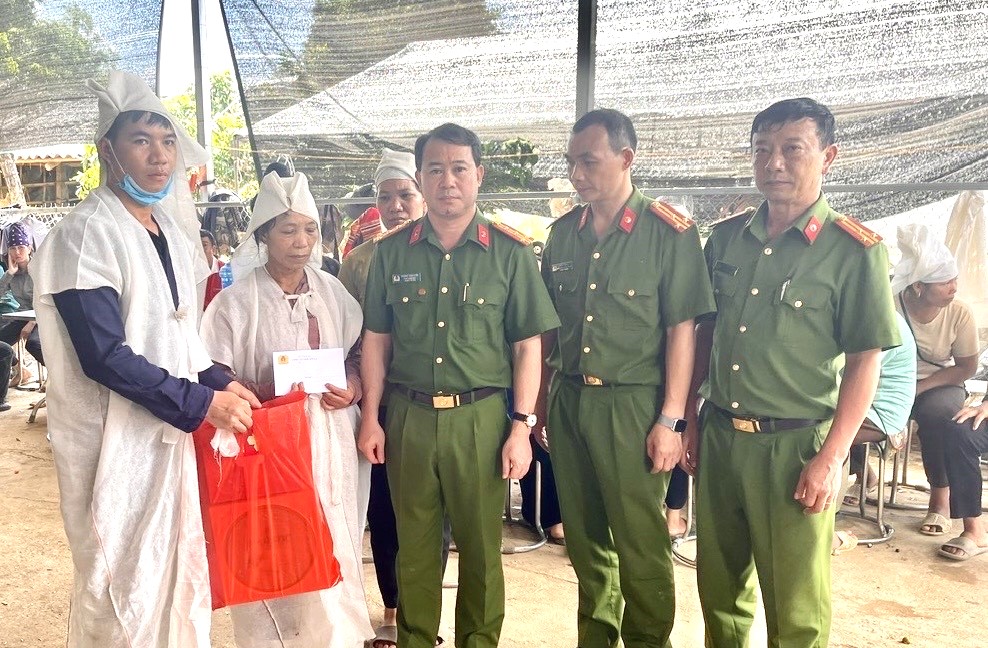 Đại tá Hoàng Vinh Hiển, Phó Giám đốc cùng Đoàn công tác Công an tỉnh Sơn La thăm hỏi, động viên, hỗ trợ gia đình có người bị chết do mưa lũ tại xã Chiềng Sơ.