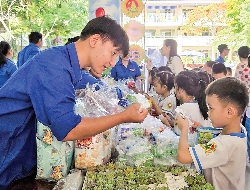 Ngàn hoa dâng Bác