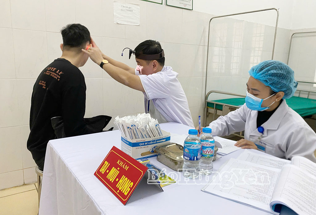 Thanh niên xã Như Quỳnh tham gia khám tuyển sức khỏe nghĩa vụ quân sự.