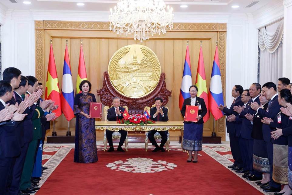 A group of people in a room with flagsAI-generated content may be incorrect.