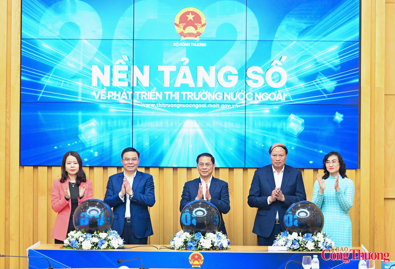 Phó Thủ tướng Chính phủ Bùi Thanh Sơn, Quyền Bộ trưởng Bộ Công Thương Lê Mạnh Hùng, Thứ trưởng Bộ Công Thương Phan Thị Thắng, Thứ trưởng Bộ Ngoại giao Nguyễn Minh Hằng và Phó Chủ tịch UBND tỉnh Cao Bằng Hoàng Văn Thạch thực hiện nghi thức khai trương Nền tảng số về phát triển thị trường nước ngoài.