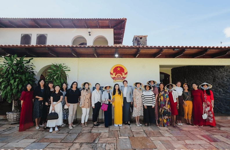Đông đảo đại biểu, khách mời tham dự sự kiện và chụp ảnh lưu niệm. Đông đảo đại biểu, khách mời tham dự sự kiện và chụp ảnh lưu niệm.