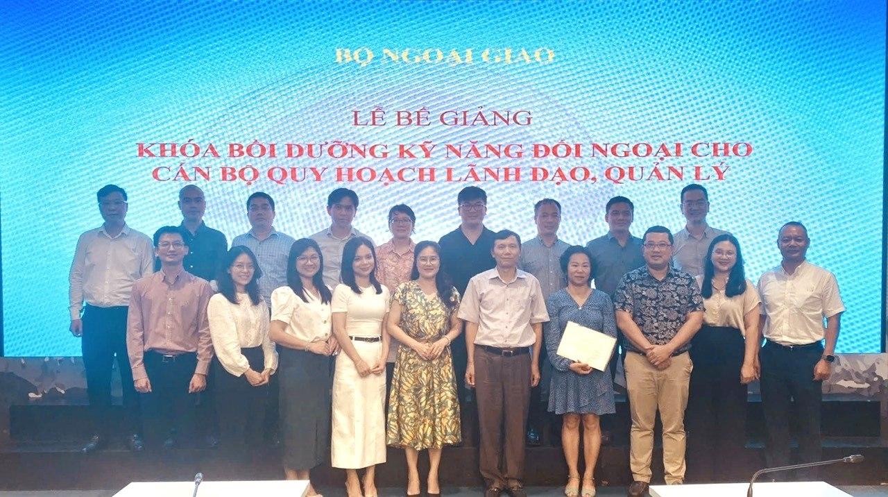 Bế giảng Khóa bồi dưỡng nâng cao kỹ năng đối ngoại cho cán bộ quy hoạch của Bộ Ngoại giao