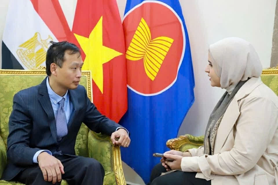 Đại sứ Nguyễn Nam Dương trả lời phỏng vấn b&aacute;o ch&iacute; nước sở tại về những th&ocirc;ng tin li&ecirc;n quan đến Đại hội lần thứ XIV của Đảng Cộng sản Việt Nam. (Ảnh: Đại sứ qu&aacute;n Việt Nam tại Ai Cập)