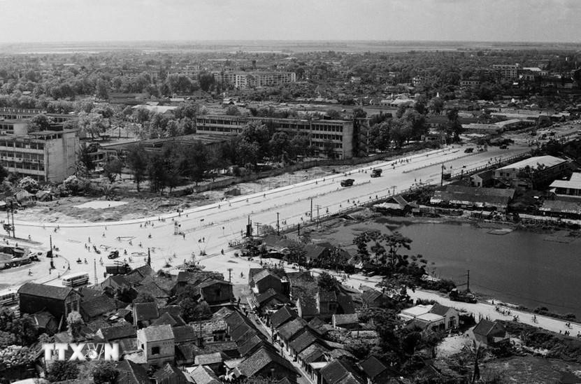 Một đoạn đường Giải Phóng (Hà Nội) vừa hoàn thành năm 1985. (Ảnh: Cao Phong/TTXVN) ttxvn-dai-hoi-lan-thu-v-cua-dang-7.jpg