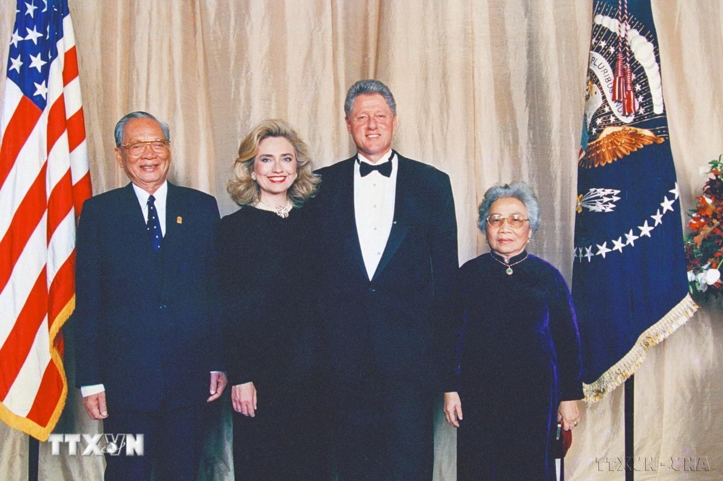 Chủ tịch nước Lê Đức Anh gặp Tổng thống Mỹ Bill Clinton, tháng 10/1995 trong chuyến sang New York dự Lễ kỷ niệm 50 năm thành lập Liên hợp quốc, trở thành chuyến thăm đầu tiên của nguyên thủ quốc gia Việt Nam đặt chân tới Mỹ. (Ảnh: TTXVN) ttxvn-dai-hoi-lan-thu-vii-cua-dang-6.jpg