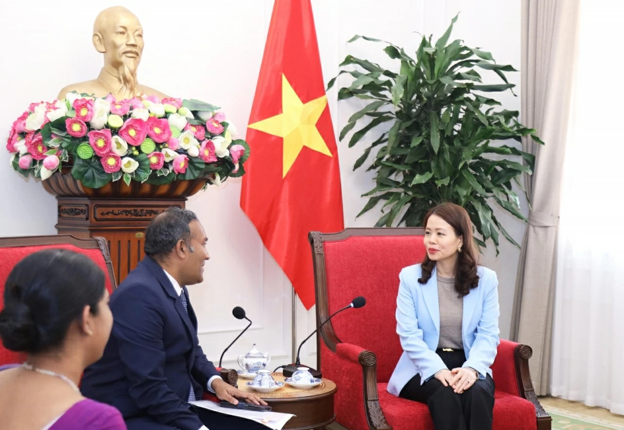 Thứ trưởng Ngoại giao Nguyễn Minh Hằng tiếp Đại sứ Sri Lanka, thúc đẩy hợp tác song phương. (Ảnh: Thành Long)