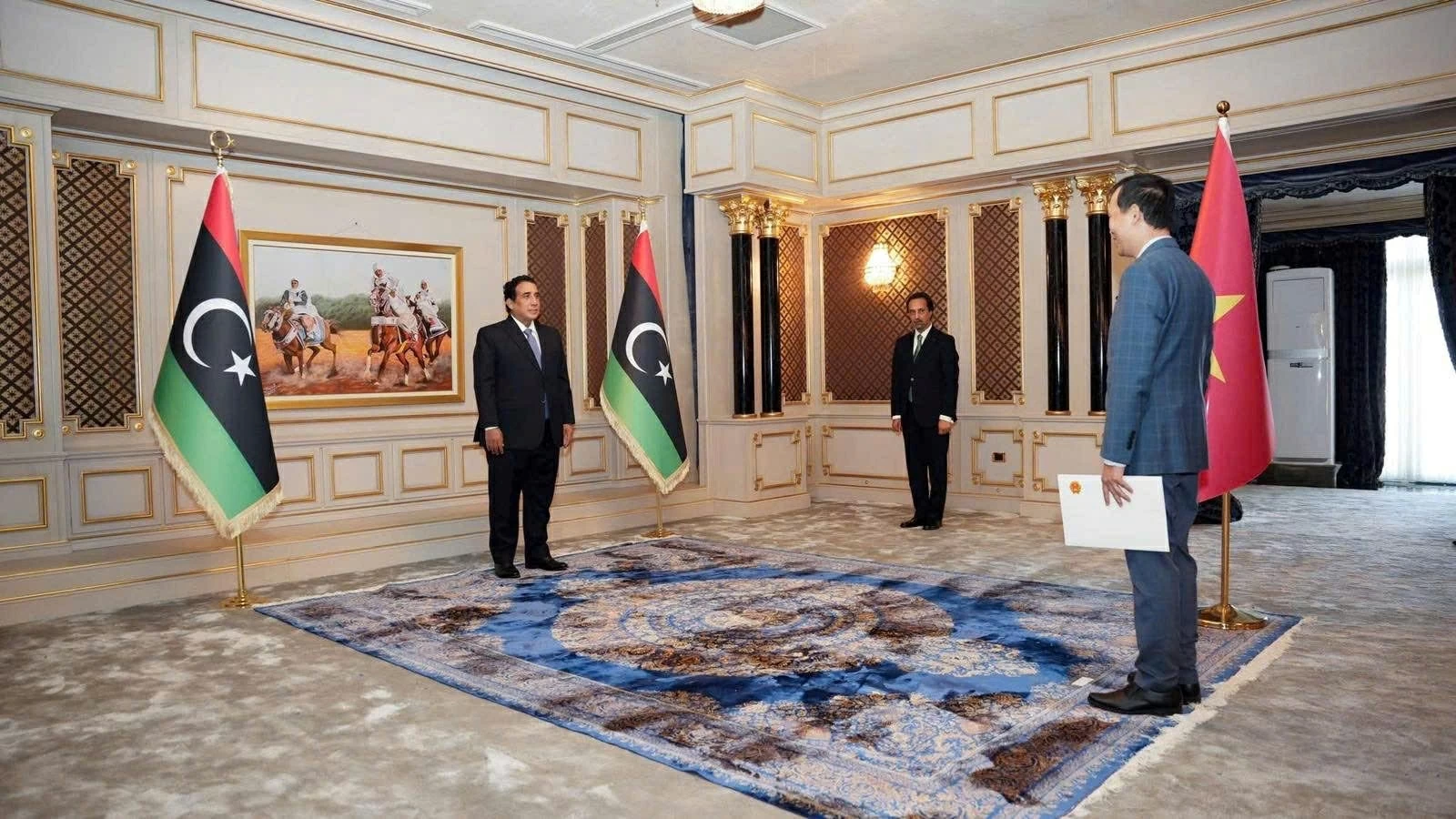 Đại sứ Nguyễn Nam Dương tr&igrave;nh Thư uỷ nhiệm của Chủ tịch nước Lương Cường l&ecirc;n Chủ tịch Hội đồng Tổng thống Libya