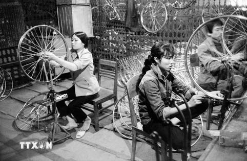 Các nữ công nhân nhà máy sản xuất xe đạp xí nghiệp quốc doanh ở Hà Nội đầu năm 1980. (Ảnh: Tư liệu/TTXVN phát) ttxvn-dai-hoi-lan-thu-iv-cua-dang-5.jpg