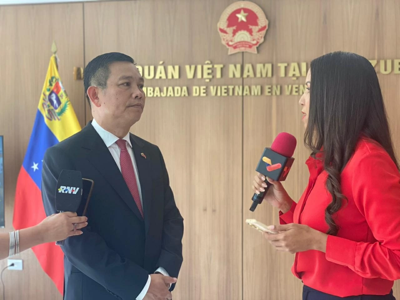 Nhiều nh&agrave; b&aacute;o Venezuela b&agrave;y tỏ sự quan t&acirc;m s&acirc;u sắc tới Đại hội XIV của Đảng Cộng sản Việt Nam