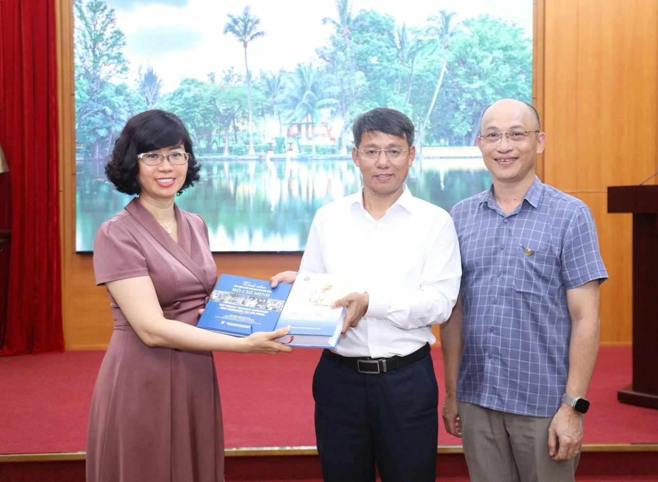 đồng chí Lê Thị Hồng Vân, Ủy viên Ban Chấp hành Đảng bộ Bộ Ngoại giao, Cục trưởng Cục Ngoại vụ và Ngoại giao văn hóa đại diện đồng chí Lê Thị Hồng Vân, Ủy viên Ban Chấp hành Đảng bộ Bộ Ngoại giao, Cục trưởng Cục Ngoại vụ và Ngoại giao văn hóa đại diện