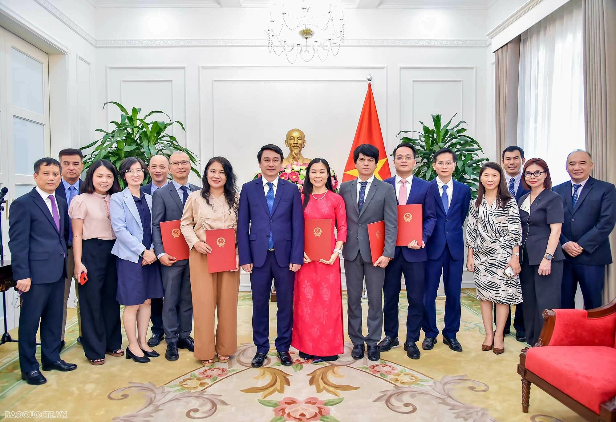 Bộ Ngoại giao trao quyết định tiếp nhận, điều động, bổ nhiệm cán bộ lãnh đạo, quản lý