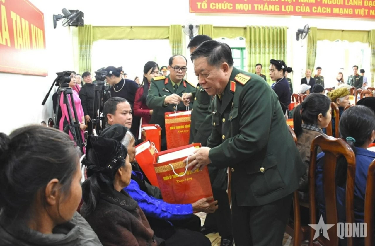 Đại tướng Nguyễn Trọng Nghĩa trao qu&agrave; tặng c&aacute;c gia đ&igrave;nh ch&iacute;nh s&aacute;ch, người c&oacute; c&ocirc;ng tr&ecirc;n địa b&agrave;n tỉnh Cao Bằng. (Ảnh: Anh Minh)
