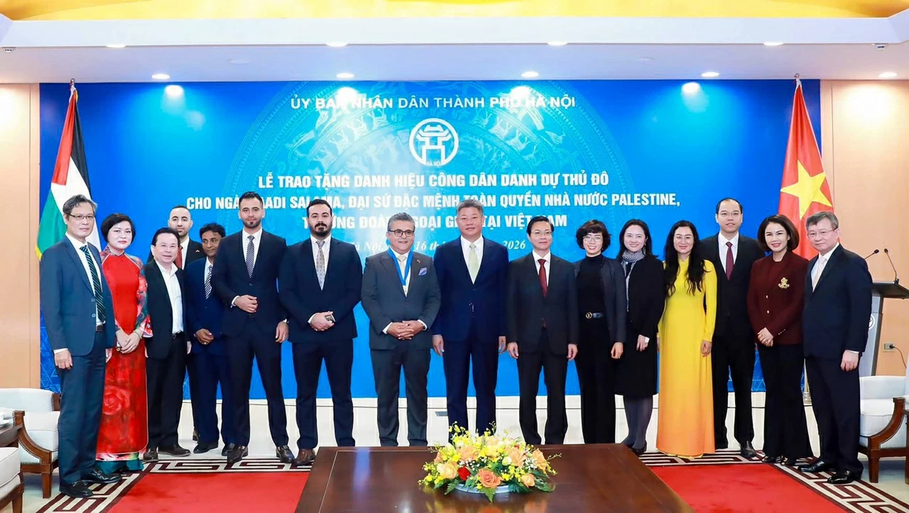 Đại sứ Saadi Salama được trao danh hiệu C&ocirc;ng d&acirc;n danh dự Thủ đ&ocirc; H&agrave; Nội