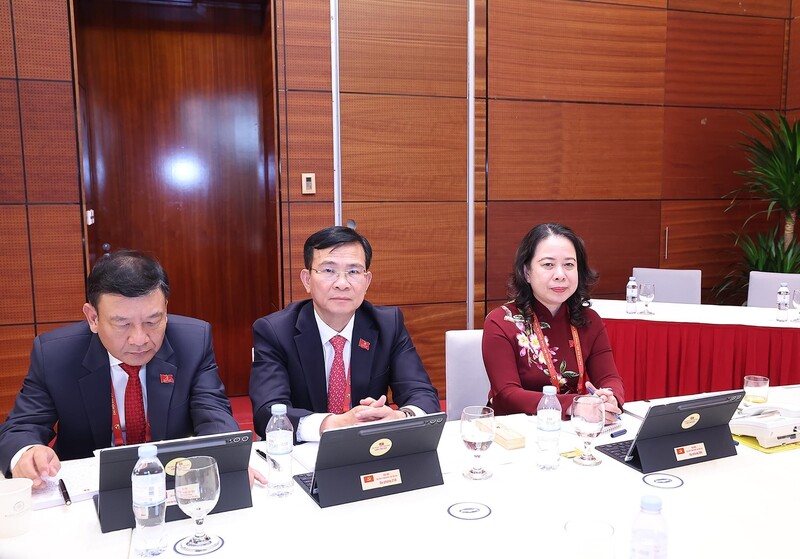 Ủy vi&ecirc;n Trung ương Đảng, Ph&oacute; Chủ tịch nước V&otilde; Thị &Aacute;nh Xu&acirc;n v&agrave; đo&agrave;n Đảng bộ tỉnh L&acirc;m Đồng thảo luận tại Đo&agrave;n. Ảnh: TTXVN