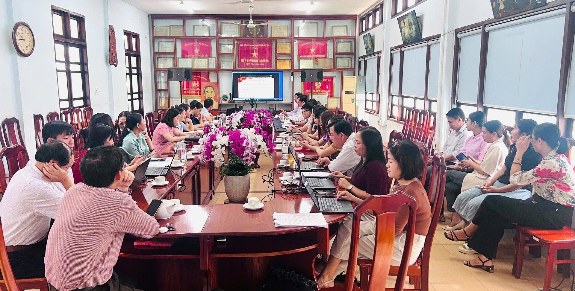 Đảng bộ Trường Cao đẳng Công nghệ và Nông lâm Nam Bộ tham dự Hội nghị toàn quốc tập huấn ứng dụng Sổ tay đảng viên điện tử. Ảnh: Phùng Tâm.