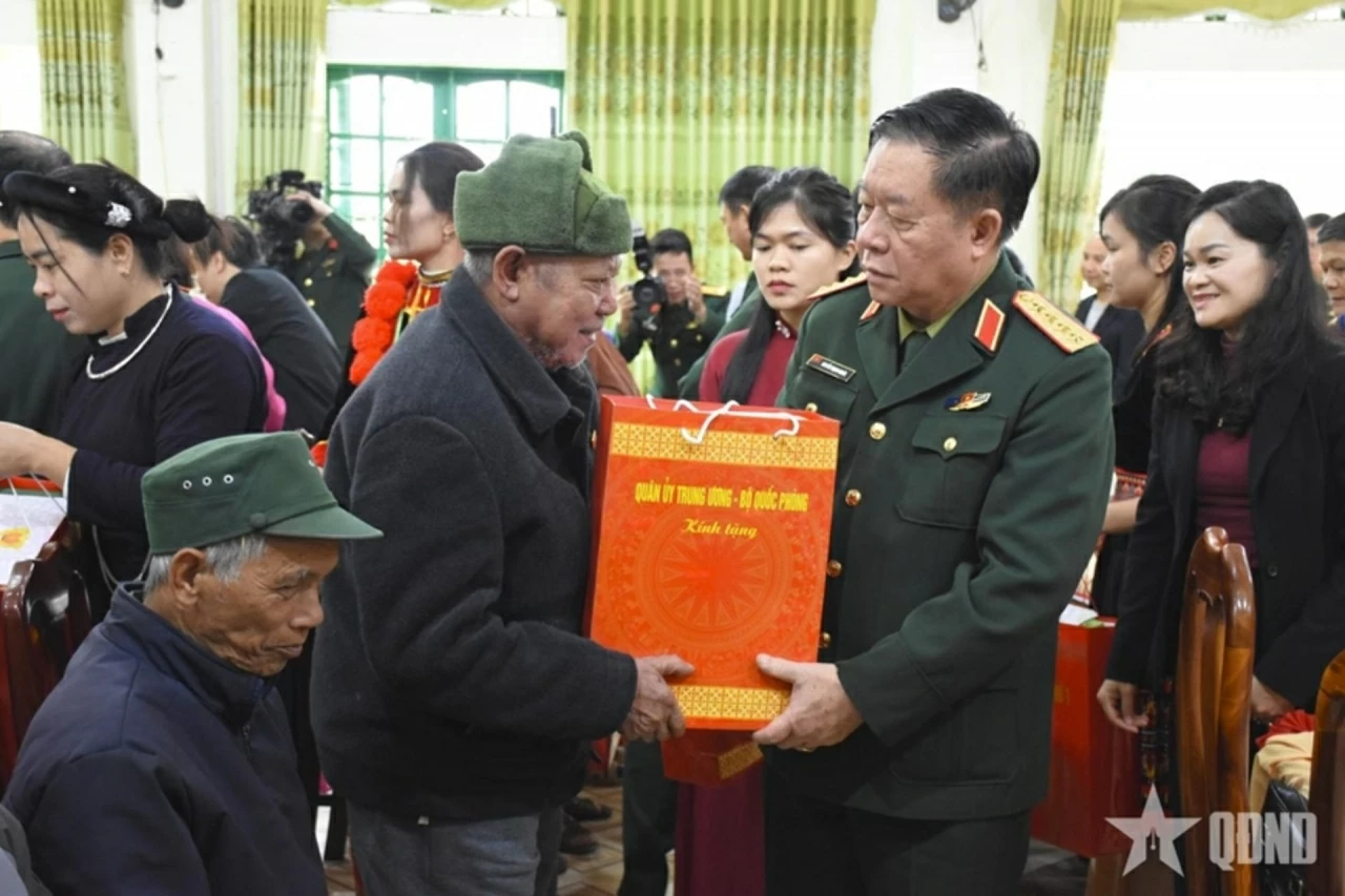 Đại tướng Nguyễn Trọng Nghĩa trao qu&agrave; tặng c&aacute;c gia đ&igrave;nh ch&iacute;nh s&aacute;ch, người c&oacute; c&ocirc;ng tr&ecirc;n địa b&agrave;n tỉnh Cao Bằng. (Ảnh: Anh Minh)
