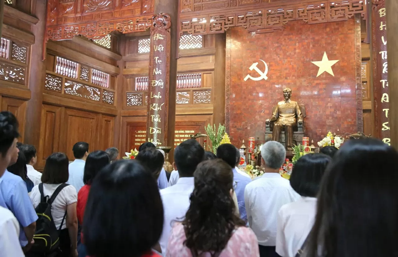 Toàn thể cán bộ, nhân viên Bộ Ngoại giao cúi đầu tưởng niệm trước Anh linh của Chủ tịch Hồ Chí Minh. (Ảnh: Thành Long) Toàn thể cán bộ, nhân viên Bộ Ngoại giao cúi đầu tưởng niệm trước Anh linh của Chủ tịch Hồ Chí Minh. (Ảnh: Thành Long)