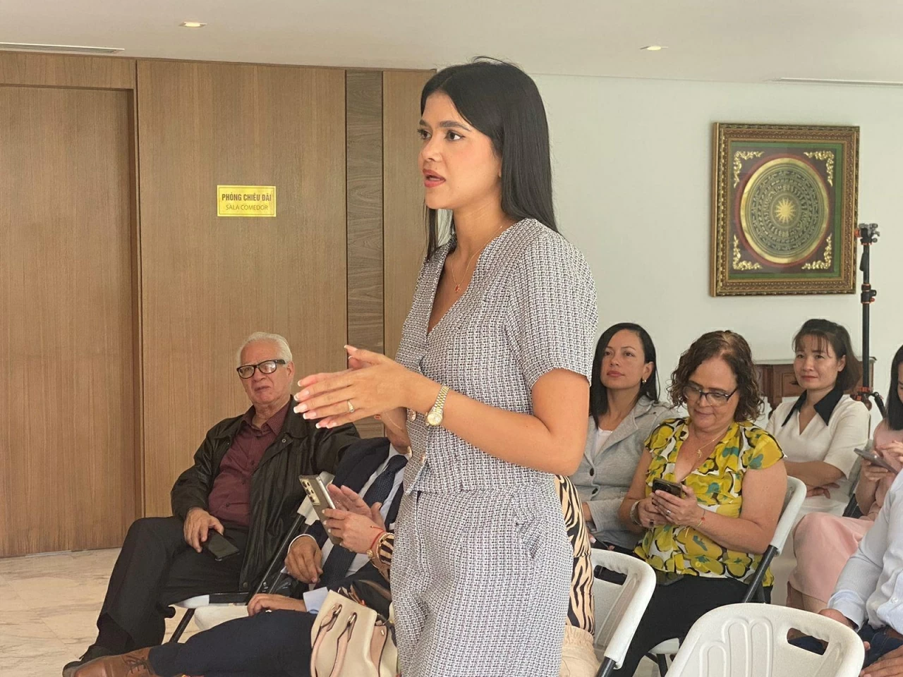 Nhiều nh&agrave; b&aacute;o Venezuela b&agrave;y tỏ sự quan t&acirc;m s&acirc;u sắc tới Đại hội XIV của Đảng Cộng sản Việt Nam